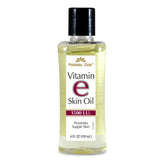 Aceite de vitamina E para la piel, vertido en la palma.