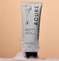 Acure Simply Smoothing Shampoo durante el lavado, cabello limpio y sedoso.