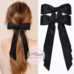 Alligator clip design by Aileam keeps hair in place all day.