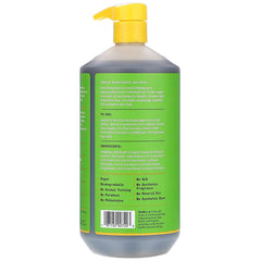 Espuma cremosa de shampoo de coco Alaffia para hidratar.