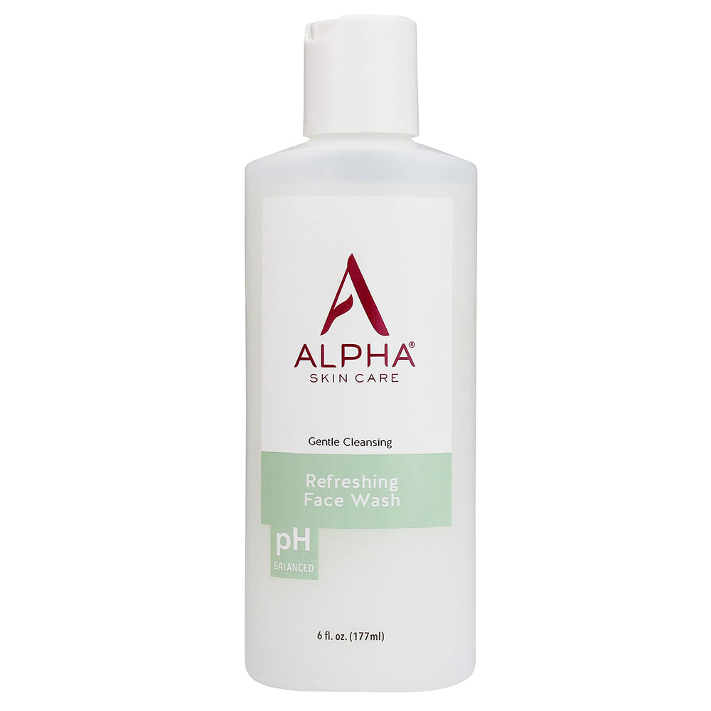 Alpha limpiador facial refrescante en botella para uso diario.
