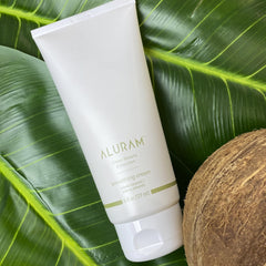 ALURAM crema suavizante aporta brillo y suavidad gracias a marula y jojoba.