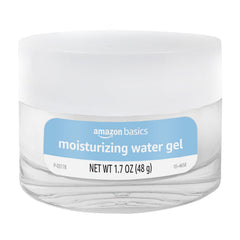 Aplicación diaria en rostro y cuello con gel hidratante Amazon Basics, refresca la piel.