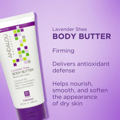 Textura cremosa al aplicar la mantequilla corporal Andalou Naturals para la piel.