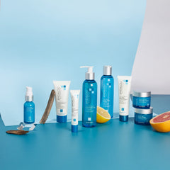 Andalou Naturals: textura ligera que se absorbe rápidamente dejando la piel suave.