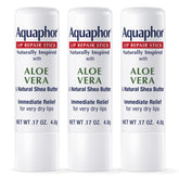 La barrita reparadora Aquaphor inspirada naturalmente con aloe vera para labios secos.