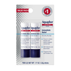 Aquaphor reparador labial en barra aplicado en labios secos para alivio inmediato.