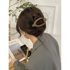 Atoden neutral hair claw clip blends with any outfit for versatile daily wear.
