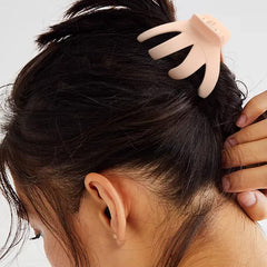 Detalle del resorte y clip robusto para cabello grueso.