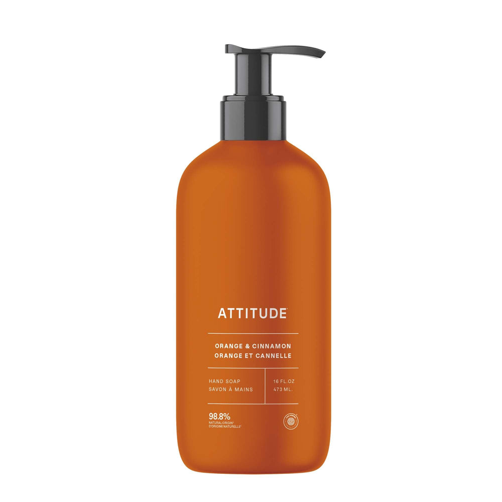 ATTITUDE Jabón líquido para manos, botella naranja canela, limpieza suave y aroma festivo.