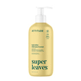 ATTITUDE Loción Corporal vertido de la botella para una aplicación suave.