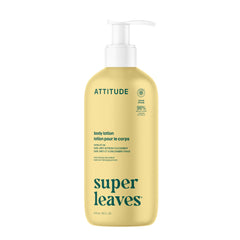 ATTITUDE Loción Corporal vertido de la botella para una aplicación suave.
