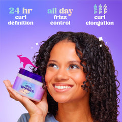 Aplicación con dedos de Aussie Ultra Wonder para definición rápida y control suave.