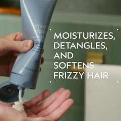 Textura cremosa de Aveda Smooth Infusion suavizando el cabello al instante.