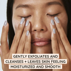 Textura cremosa del exfoliante Aveeno Calm + Restore para exfoliar suavemente.