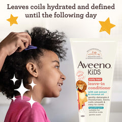 Aplicación en la palma muestra crema suave para rizos de Aveeno Kids