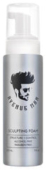 Avenue Man Espuma Modeladora ofrece volumen ligero para cabello con cuerpo todo el día.