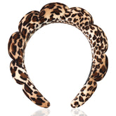 Diadema Ayesha Spa estampado leopardo mantiene el cabello limpio durante la limpieza facial.