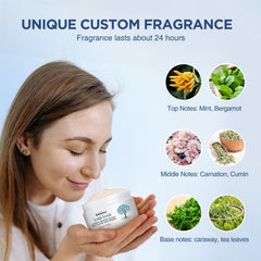 Masaje suave del cuero cabelludo con el exfoliante para estimular la salud capilar.