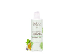 Babo Botanicals Swim & Sport, botella frontal, limpieza suave para cabello y piel.
