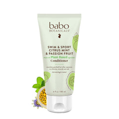 Babo Botanicals Swim & Sport, frasco del acondicionador con aroma cítrico y menta.