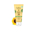 Protección suave con Babo Botanicals Zinc Sunscreen Lotion SPF 30 en botella.