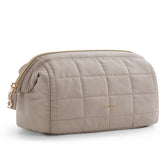 BAGSMART makeup bag wide opening for quick access to cosmetics.