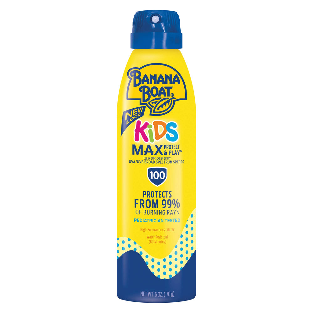 Banana Boat Kids Max Protect & Play spray, botella en mano para protección solar infantil.