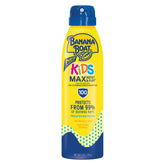 Banana Boat Kids Max Protect & Play spray, botella en mano para protección solar infantil.