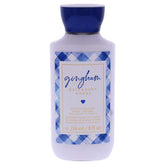 Bath & Body Works Gingham loción corporal, botella vertiendo, hidratación suave para la piel.