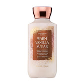 Bath & Body Works loción corporal vainilla cálida, volcado de botella, hidratación suave diaria.