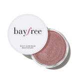 El bayfree Multi Glow Balm aplicado en mejillas ofrece color suave y luminosidad natural.