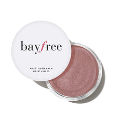 El bayfree Multi Glow Balm aplicado en mejillas ofrece color suave y luminosidad natural.