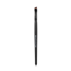 BeautyFactor angled eyeliner brush closeup demonstrates precise line control.