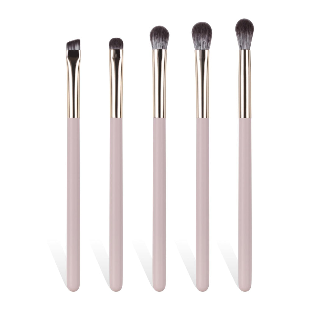 BeautyFactor large eyeshadow brush for even color application.