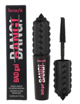Benefit BADgal Bang Mascara mini, envase compacto ideal para retoques y volumen.