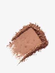 Benefit Hoola Mini aplicación en pómulos para un tono cálido natural.