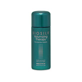 BioSilk Volumizing Therapy Texturizing Powder en la raíz para levantar volumen de forma ligera.