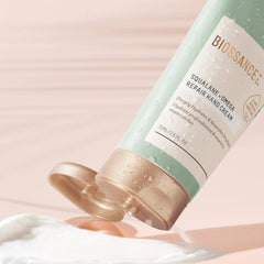 Biossance textura-nutritiva para la piel de las manos.
