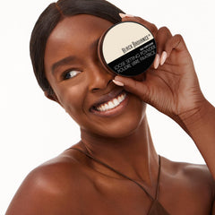 Black Radiance Honeymoon Polvo Suelto ofrece acabado natural sin tono cenizo.