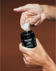 Brickell Renewing Face Scrub utiliza aloe vera y manteca de aguacate para nutrir la piel.
