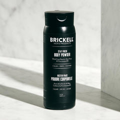 Brickell Stay Fresh Body Powder, aplicación suave para mantener la piel seca tras el entrenamiento.