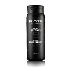 Brickell Stay Fresh Body Powder, empaque compacto para uso diario y discreto.