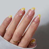 BTArtbox Daisy: punta francesa en uñas para un aspecto elegante y duradero.