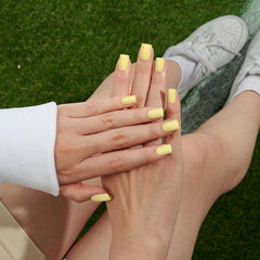 Detalle de uñas con acabado gel suave para mayor realismo
