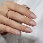 BTArtbox: uñas postizas ovaladas en tono taro milkshake para un acabado suave y natural.