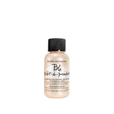 Bumble and bumble Pret‑A‑Powder, polvo seco mini viaje para refrescar estilo y volumen.