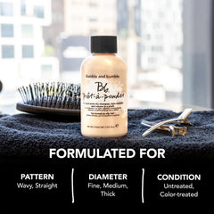 Bumble and bumble Pret‑A‑Powder refresca el peinado entre lavados con volumen ligero.