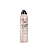 Bumble and bumble Prêt-à-powder bottle pour shows lightweight, oil-absorbing refresh.