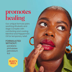 Burt's Bees jojoba y meadowfoam hidratan labios durante el tratamiento.